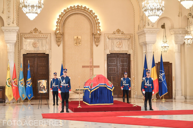 A ravatalnál csendőrök állnak díszőrséget. | Fotó: Agerpres