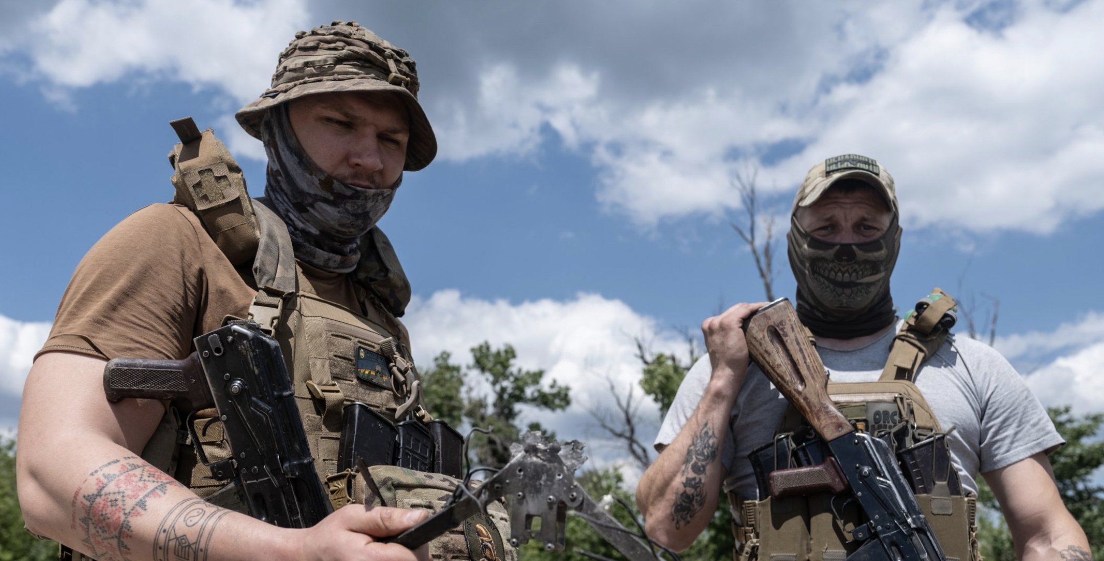 Az ukrán hadsereg 93. különálló gépesített dandárjának sajtószolgálata által közreadott képen katonák egy becsapódott orosz FPV-drón (First-person view) darabjával a Donyecki területen lévő Druzskovkánál húzódó frontvonal közelében 2025. május 22-én, az Ukrajna elleni orosz háború alatt (Fotó: MTI/EPA/Az ukrán hadsereg 93. különálló gépesített dandárja)