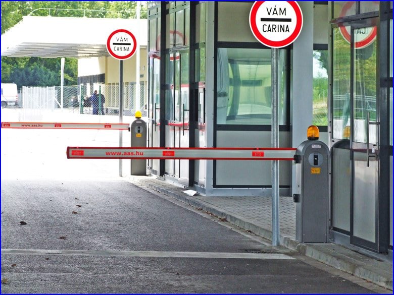 Új módszer a szökésre a sorompó áttörése nagy sebességgel. | A kép illusztráció | Fotó forrása: sorompo.aas.hu