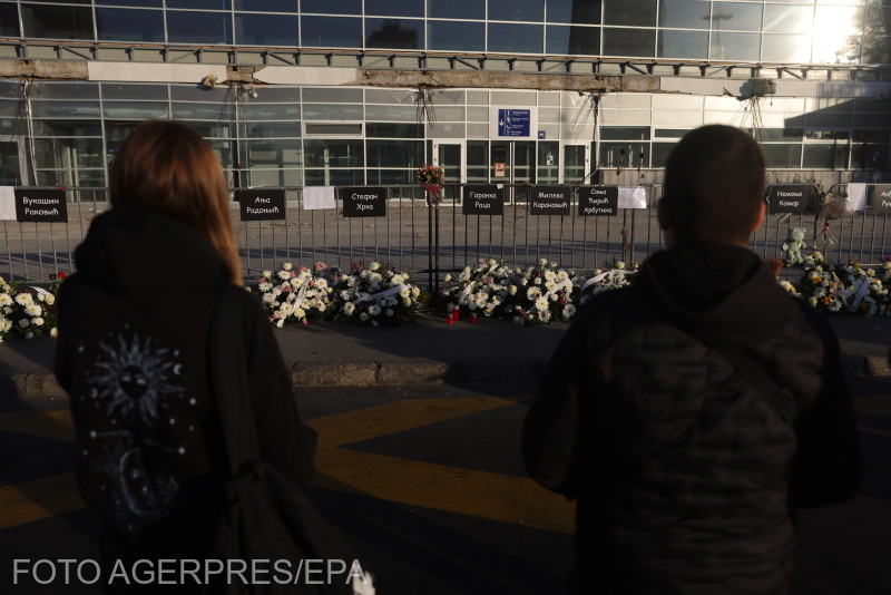 Az áldozatok előtt tisztelegnek a vasútállomás előtt. | Fotó: Agerpres