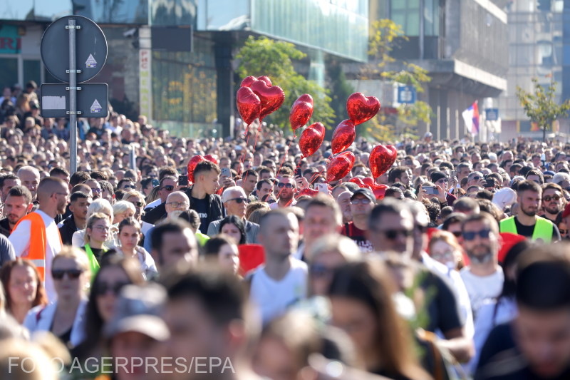 Az emberek 16 perc néma csenddel tisztelegtek az áldozatok előtt a szerbiai újvidéki vasútállomás előtt a november 1-jei megemlékezésen. | Fotó: Agerpres