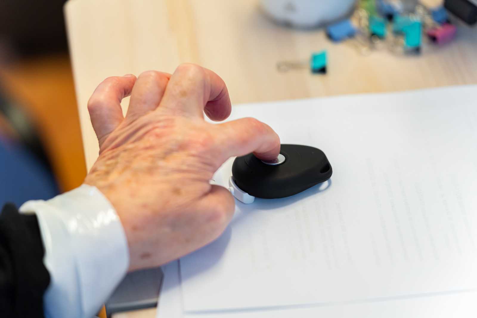 Az óra vagy medál életet menthet | Fotó: Sepsiszentgyörgy Önkormányzata