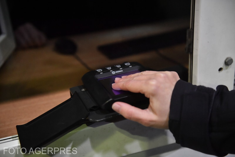 Az ujjlenyomat regisztrálása minden EU-n kívüli utas számára kötelező. | Fotó: Agerpres