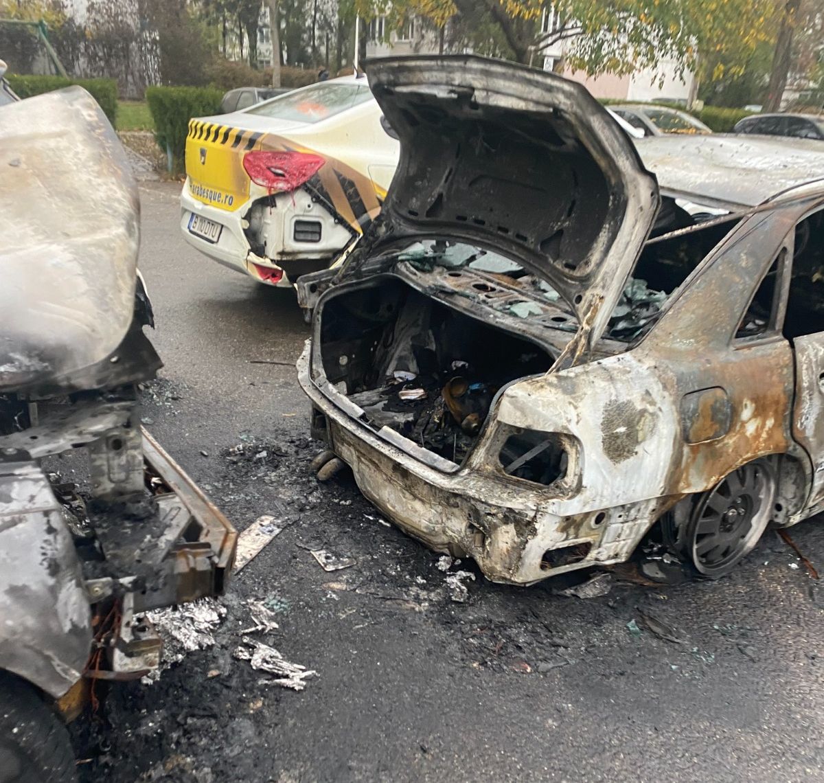 Két személyautó teljesen kiégett. 