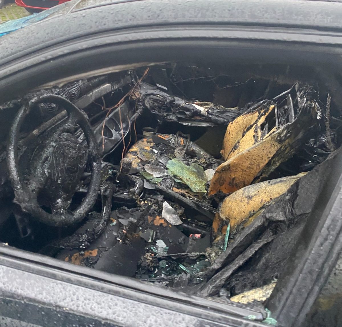 Így néz ki az egyik kiégett autó. | Fotók: Observatorul Prahovean