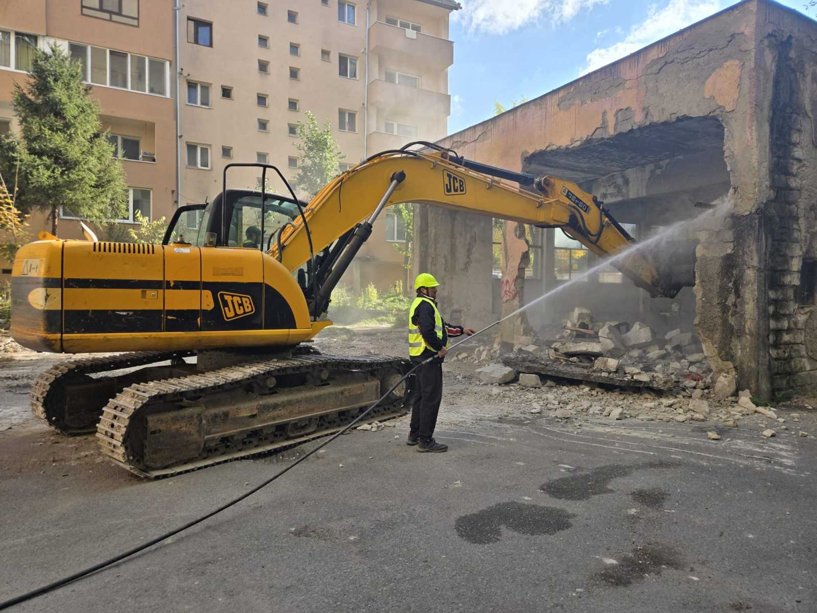 Bontják a használaton kívüli hőzközpontot | Fotó: Kulcsár Mária