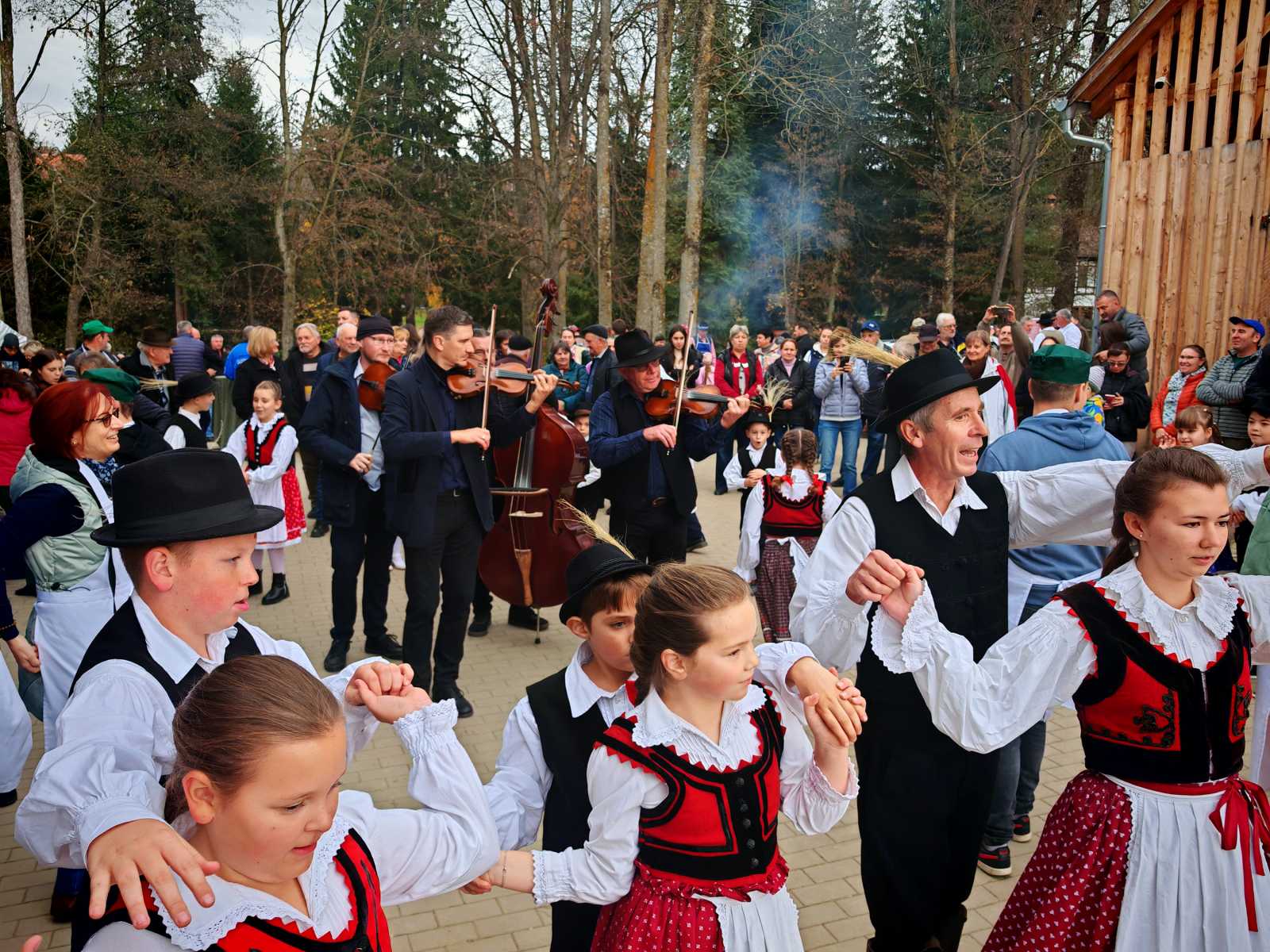 A helyi Gyöngyharmat néptáncosai is felléptek