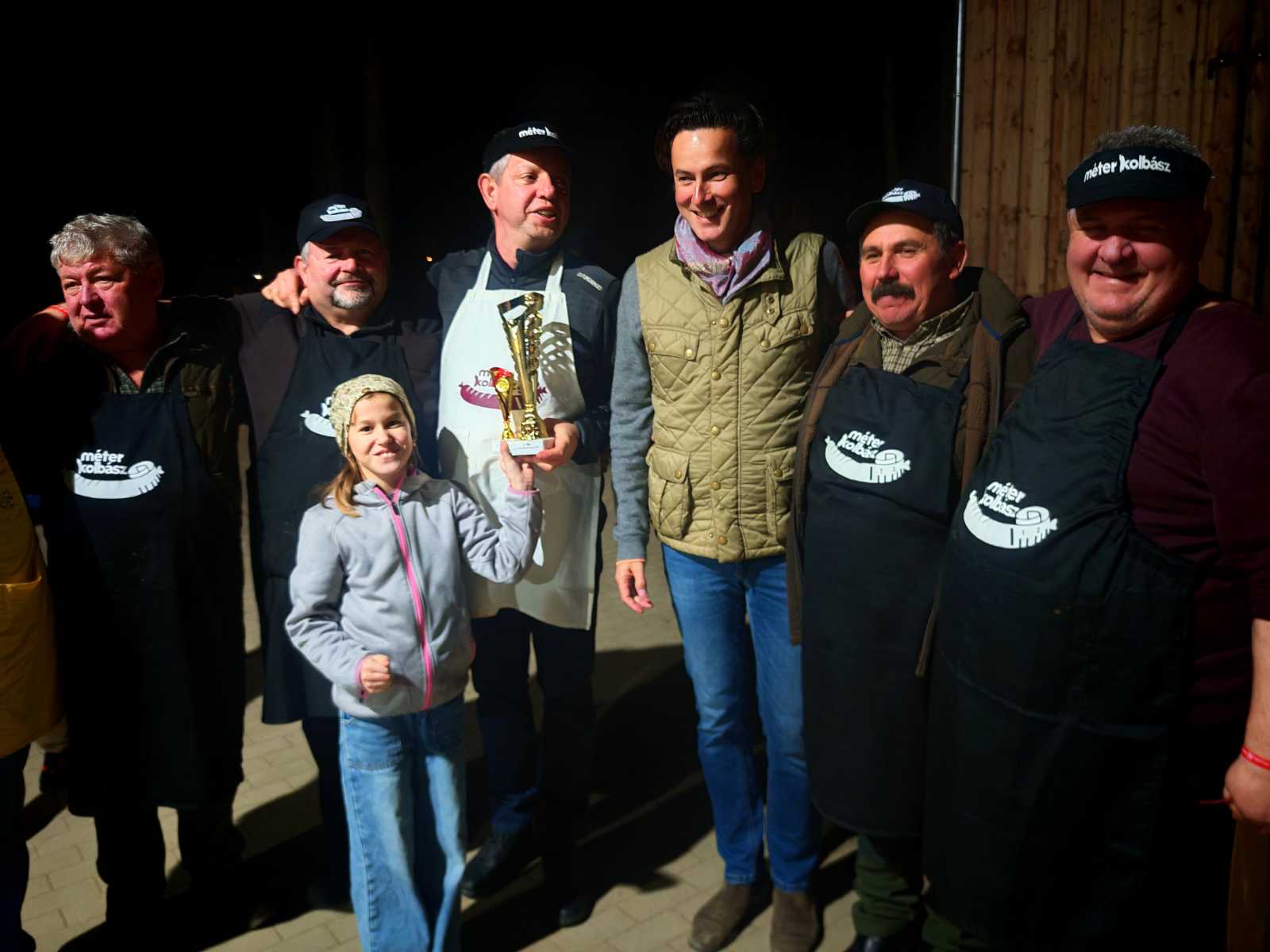 Az elsődíjas Méter Kolbász csapata Gregor Roy Chodhury-Mikes társaságában