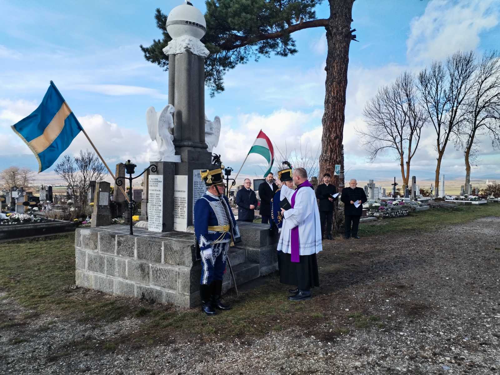 Madarász Attila plébános áldotta meg az emlékművet.