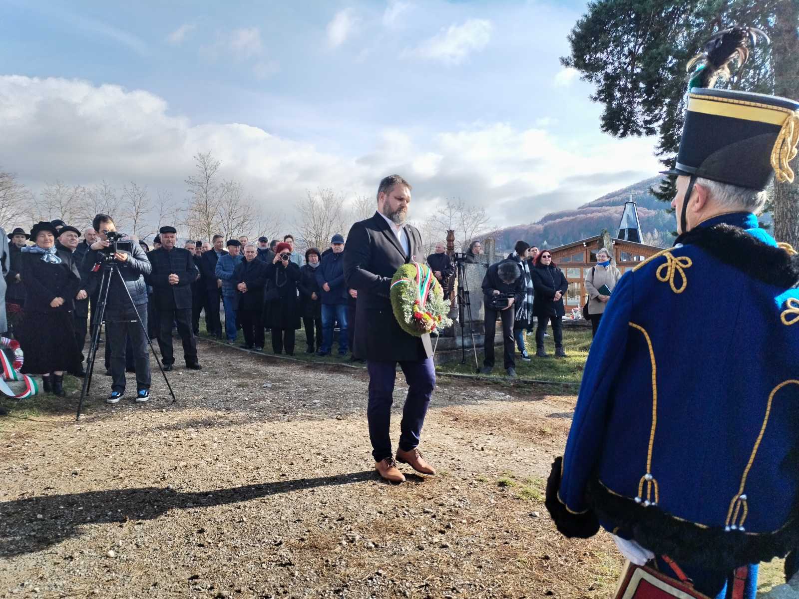 A megemlékezés koszorúzással ért véget.