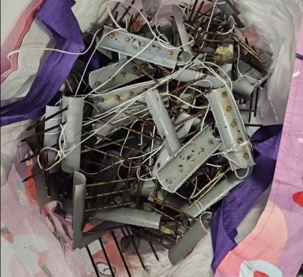 PVC-ből és szögekből készített eszközök. | Fotók: képernyőmentés/Román Rendőrség