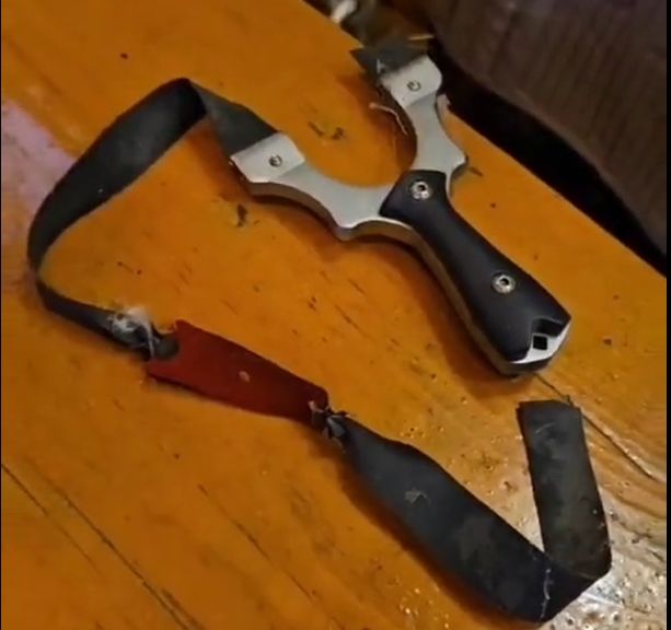 Fém csúzlit is találtak.