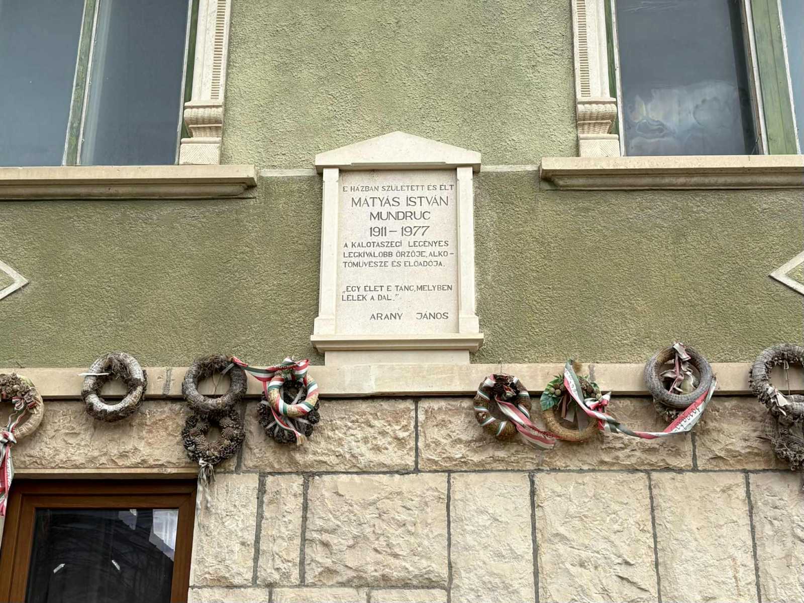 Emléktábla Mundruc szülőházán. Fotók: a szerző felvételei