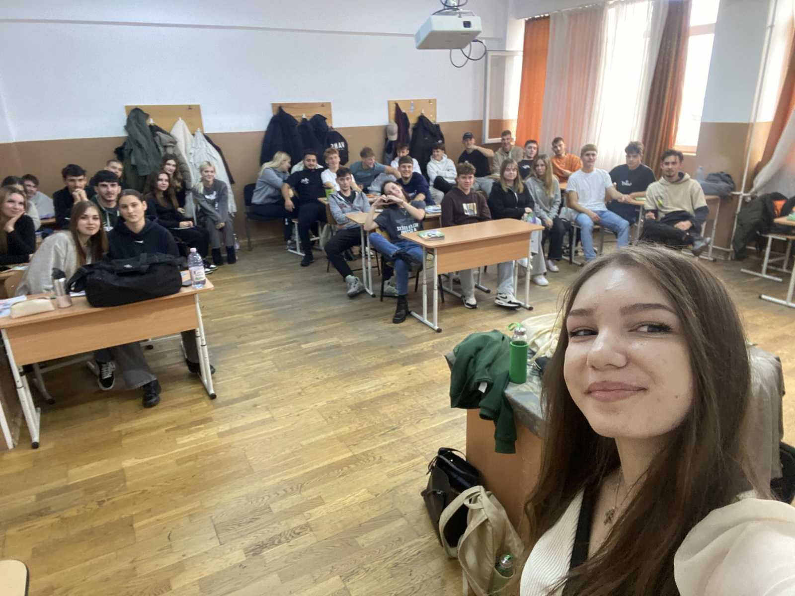 A hallgatók mutatják be a Sapientiát. | Fotók: Sapientia EMTE