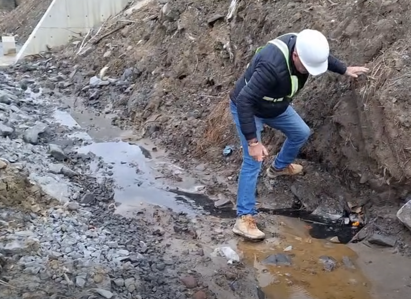 Gázszivárgásra hívta fel a figyelmet a csőrendszer építője | Fotó: képernyőmentés