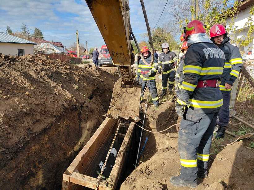 A csatornahálózaton dolgoztak, amikor rájuk omlott a föld. | Fotók: Prahova megyei katasztrófavédelem