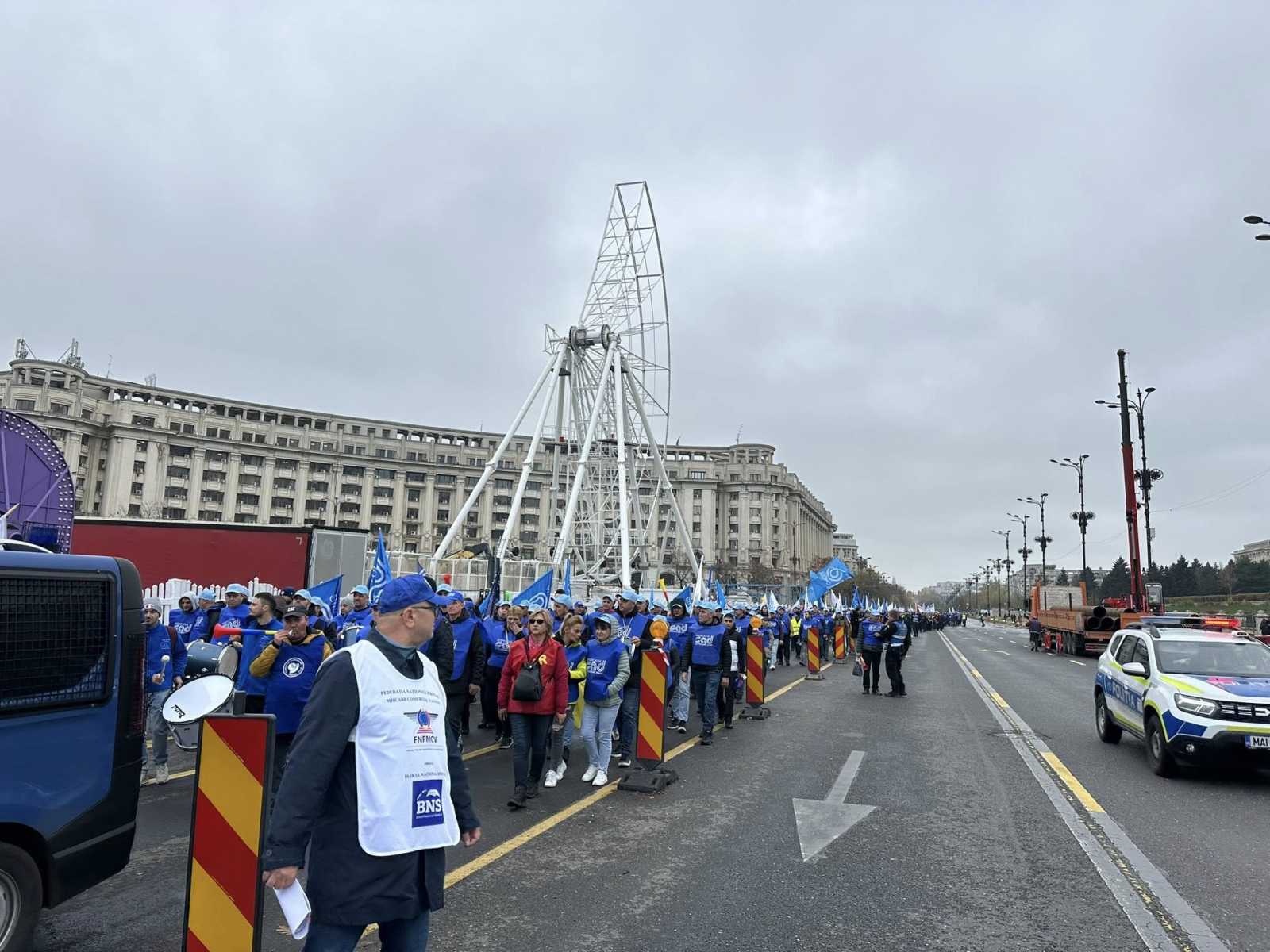A kormány épületétől indultak majd a munkaügyi, az egészségügyi, az energiaügyi és a pénzügyminisztérium épületénél is megálltak.