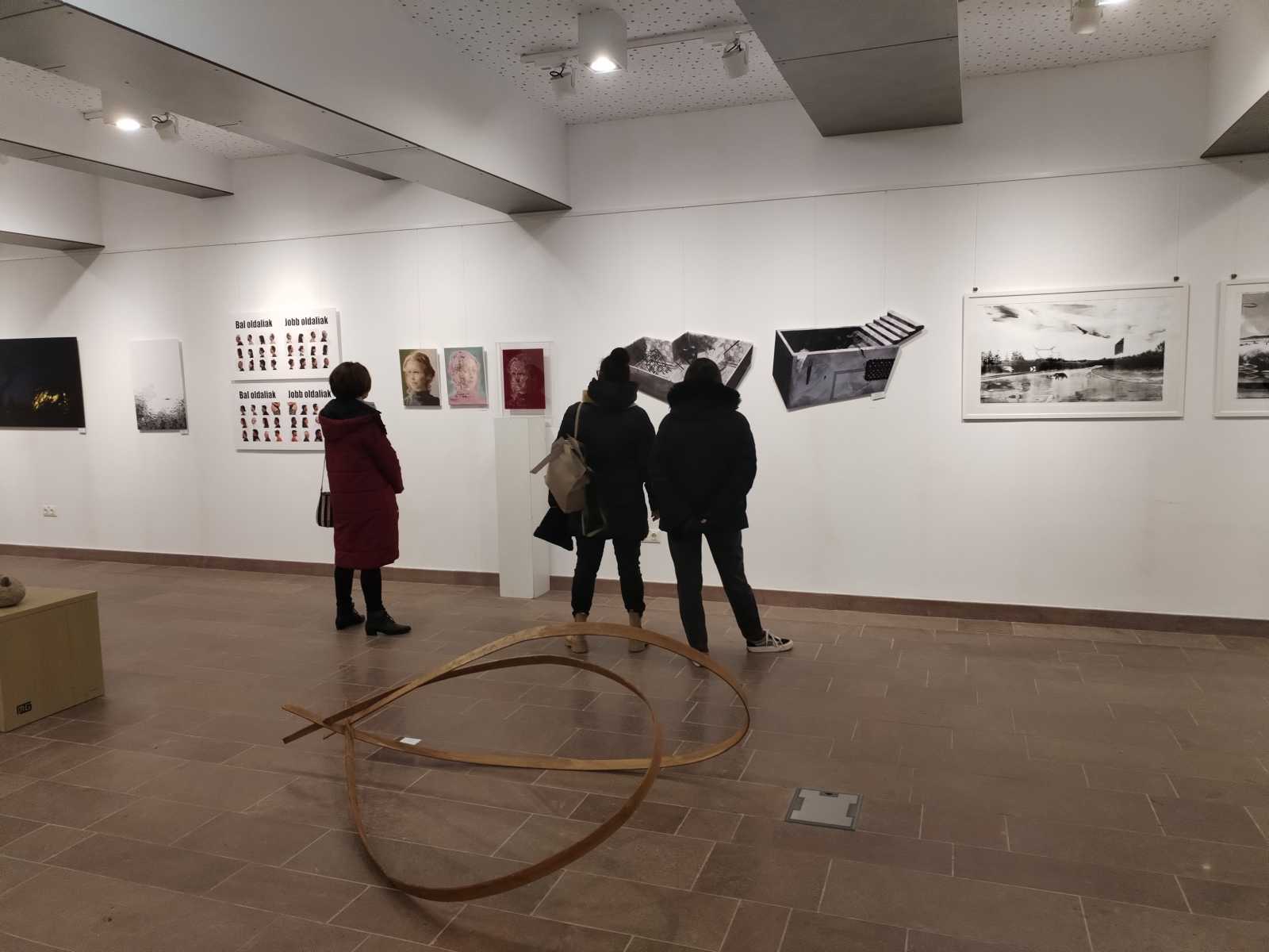 Több műfaj is megjelent a tárlaton. 