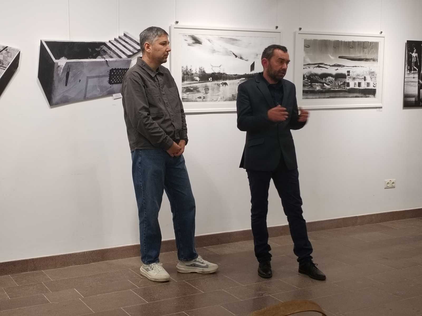 Ferencz Zoltán kurátor (jobbra) ismertette a tárlatot. | A szerző felvételei.