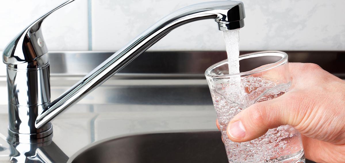 Tesztelik a gyulakuti vízüzemnél felszerelt sótalanító berendezést | Fotó: Filtertech