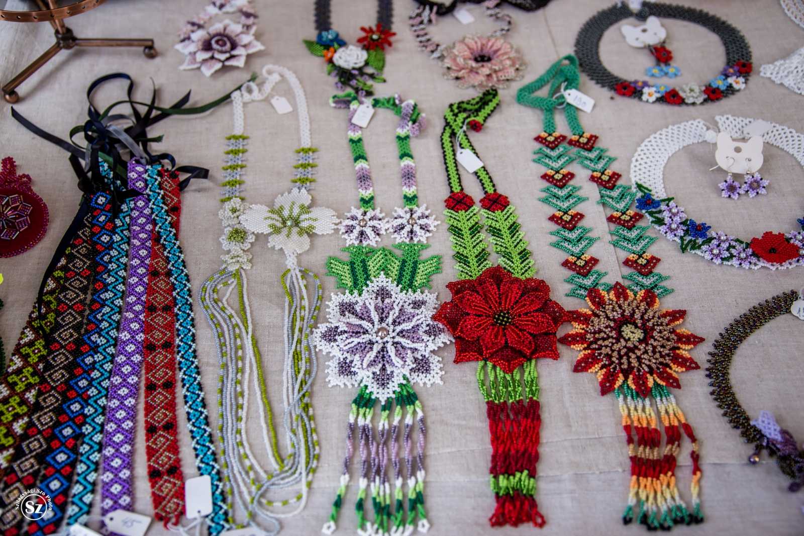 Életforma lett a gyöngyfűzés