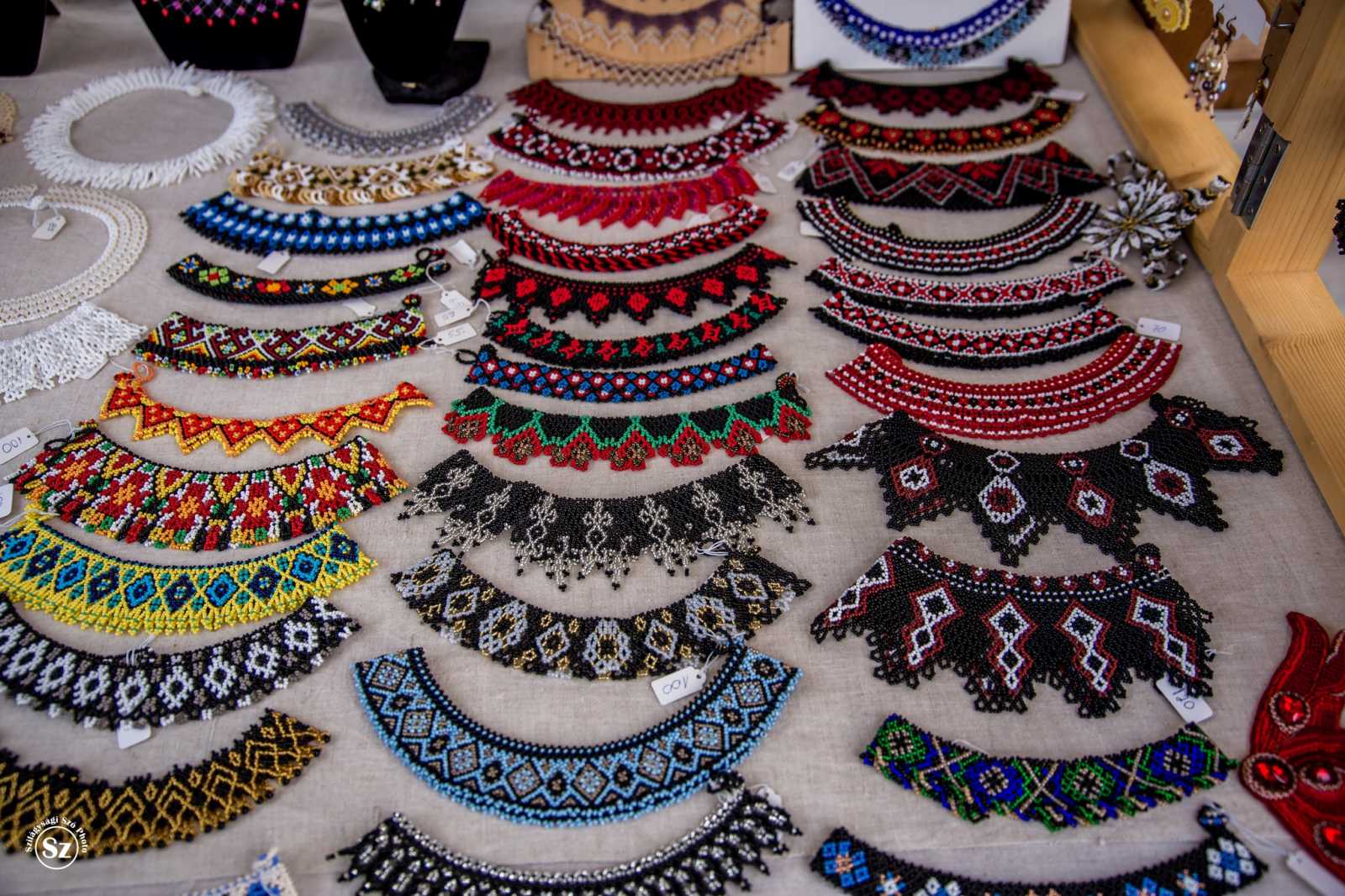 Nyakláncok is készülnek.