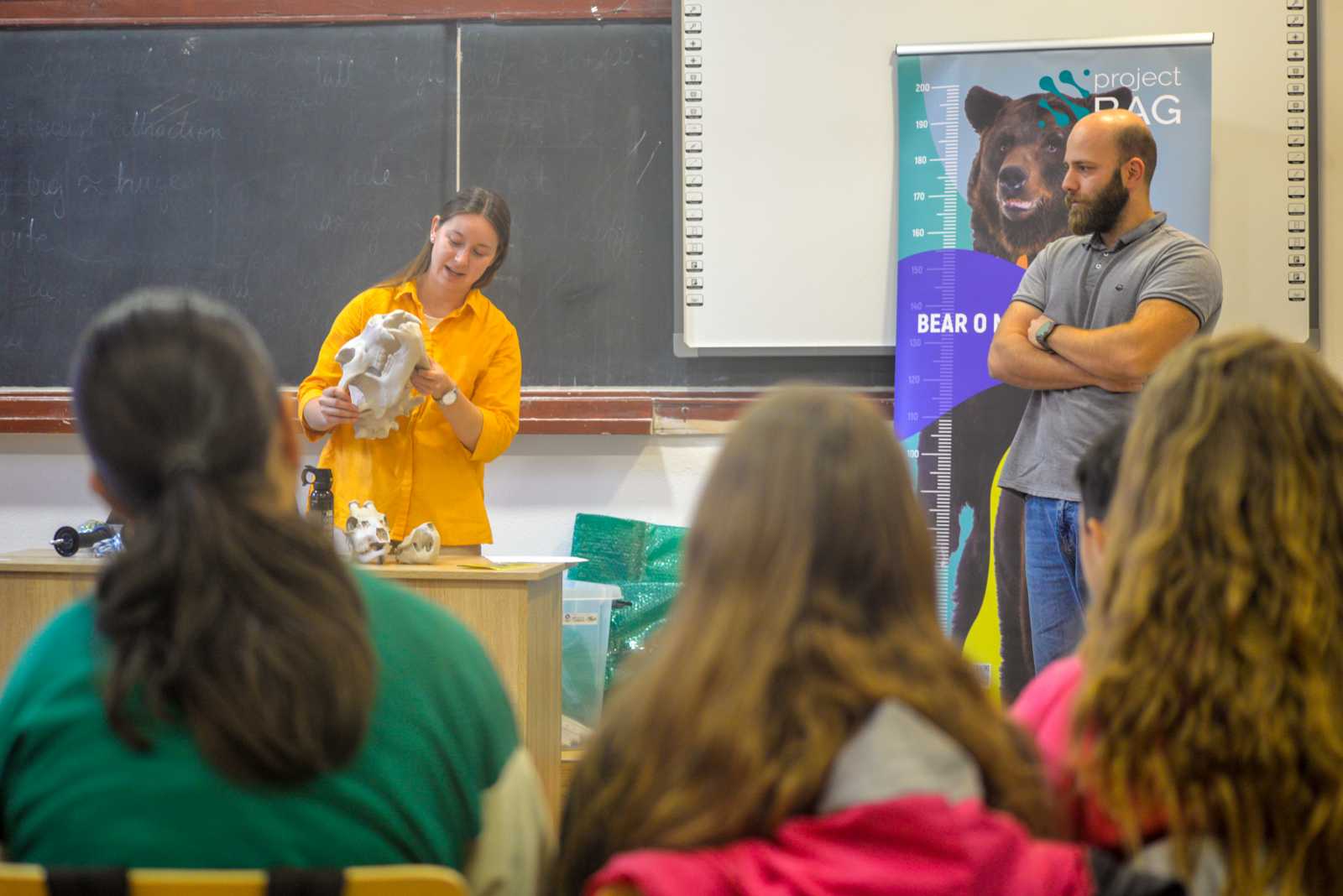 Darvas Rita, a projekt pedagógiai vezetője tart előadást diákoknak. | Fotók: Project Bag