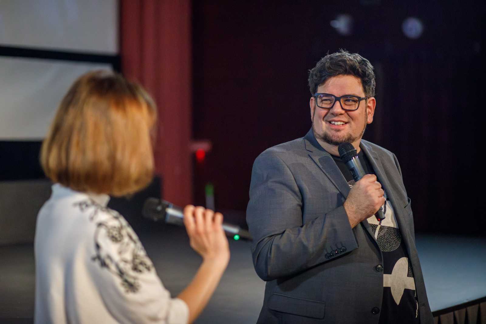 Deák Kristóf rendező a kolozsvári díszvetítés közönségtalálkozóján. Fotó: a Filmtett Facebook-oldala