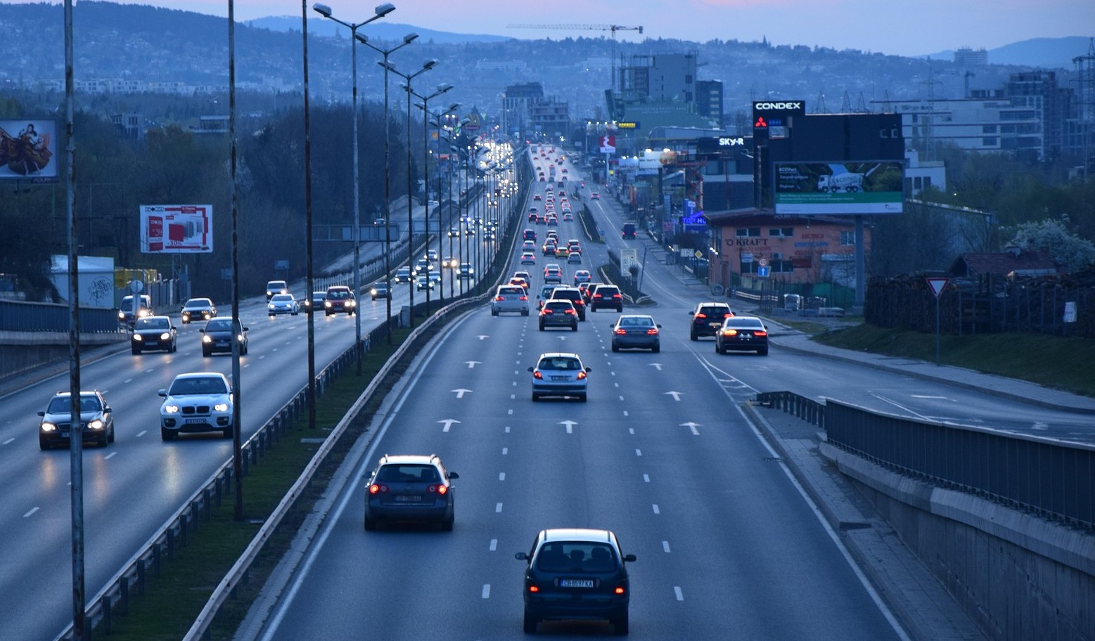 Az önvezető funkció csak bizonyos sztrádaszakaszokon használható | Fotó: Pixabay