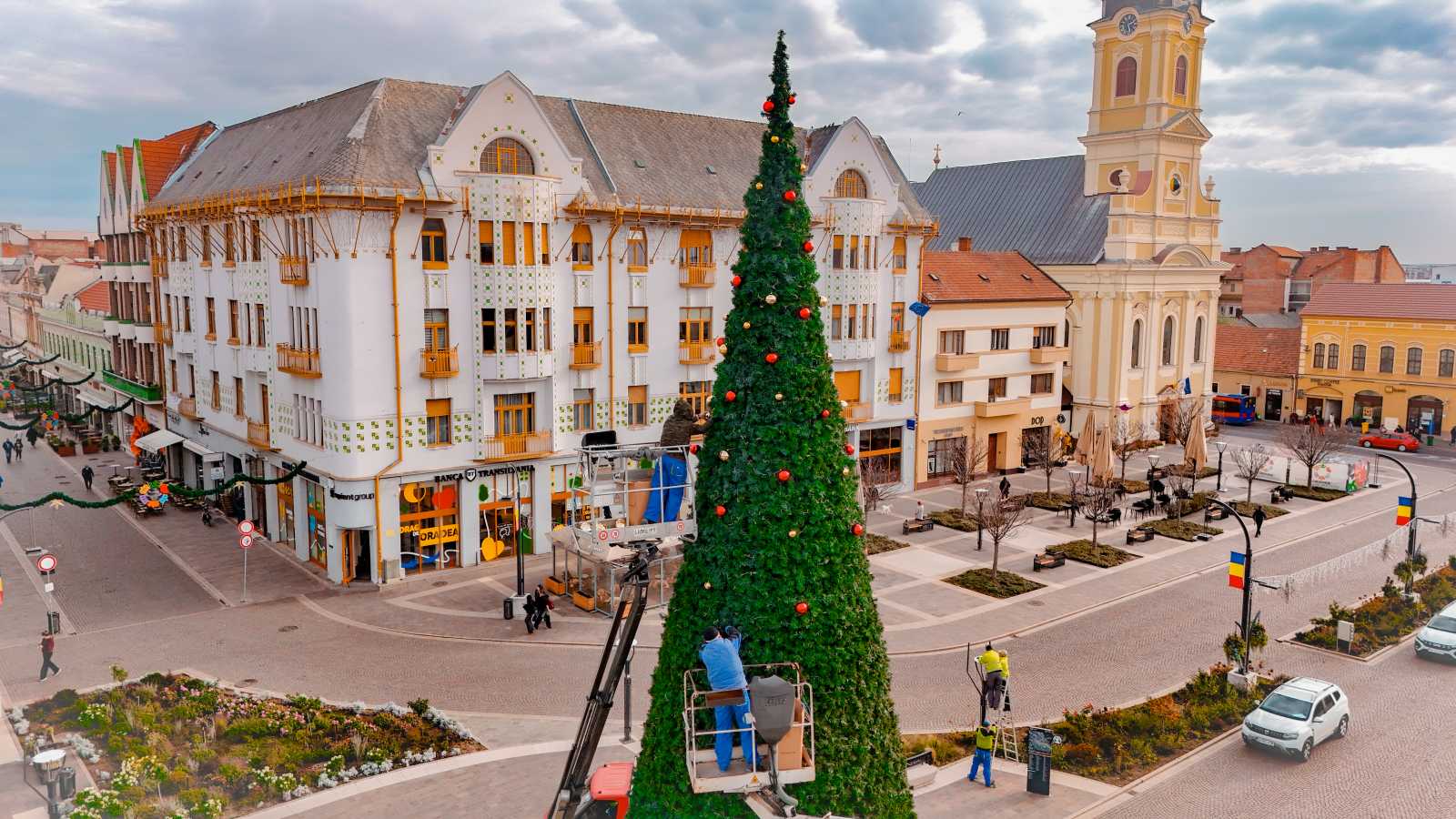 Díszítik a karácsonyfát | Fotó: nagyváradi önkormányzat