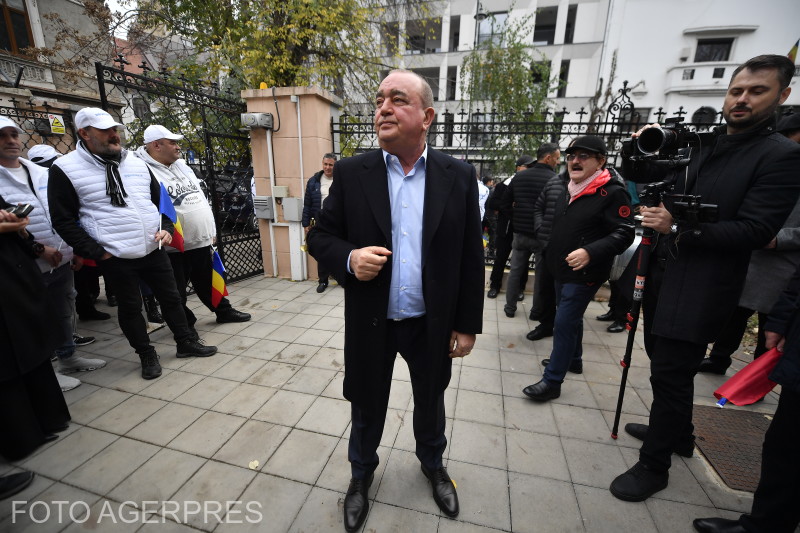 Gigi Nețoiu iktatta dossziéját | Fotó: Agerpres