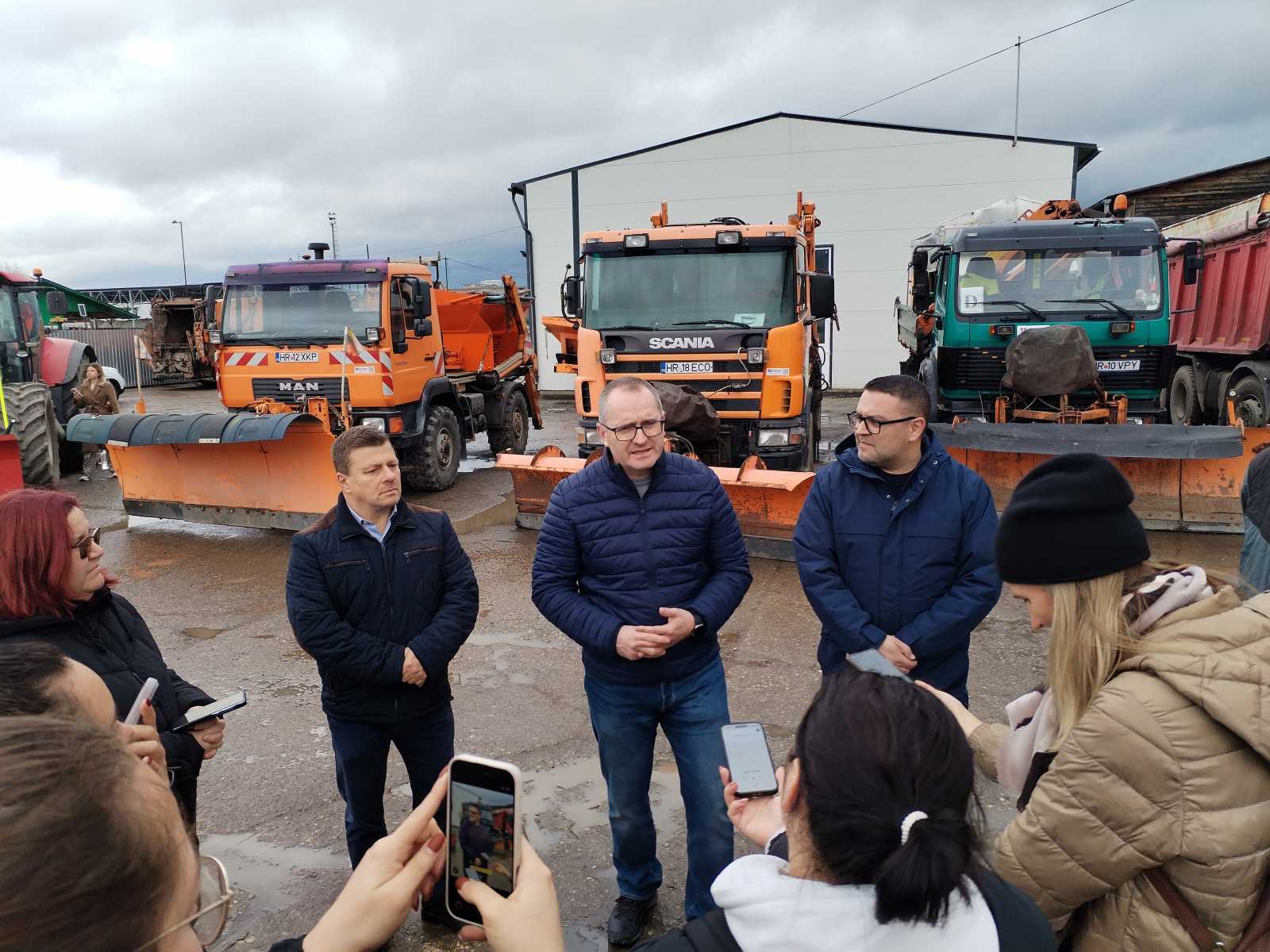 Pál Tamás, Korodi Attila és Bors Béla az Eco Csík Kft telephelyénmegrendezett sajtóeseményen. | A szerző felvételei.