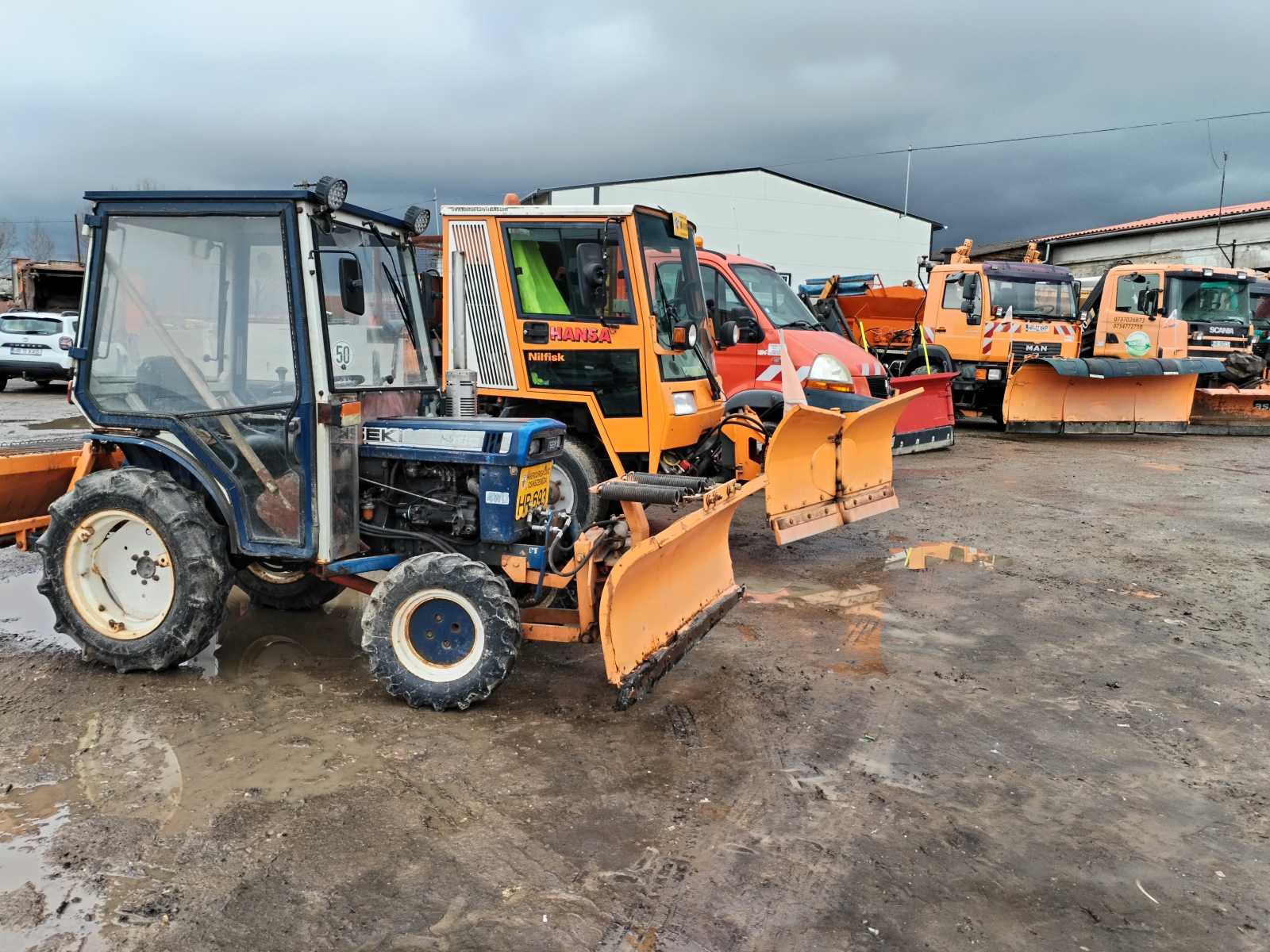 a járdákat kisebb gépekkel takarítják.