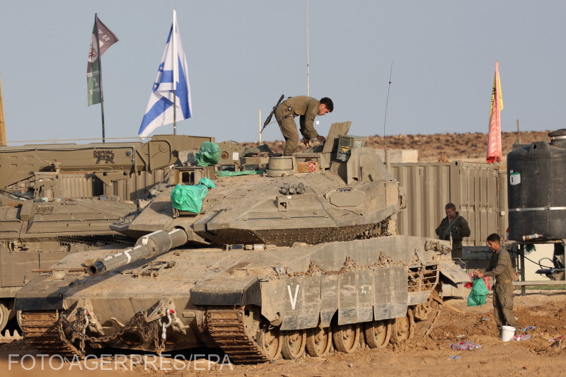 Izraeli katonák tankjaikkal gyülekeznek a Gázai övezet határánál, Izrael déli részén, 2025. november 18. | Fotó: Agerpres