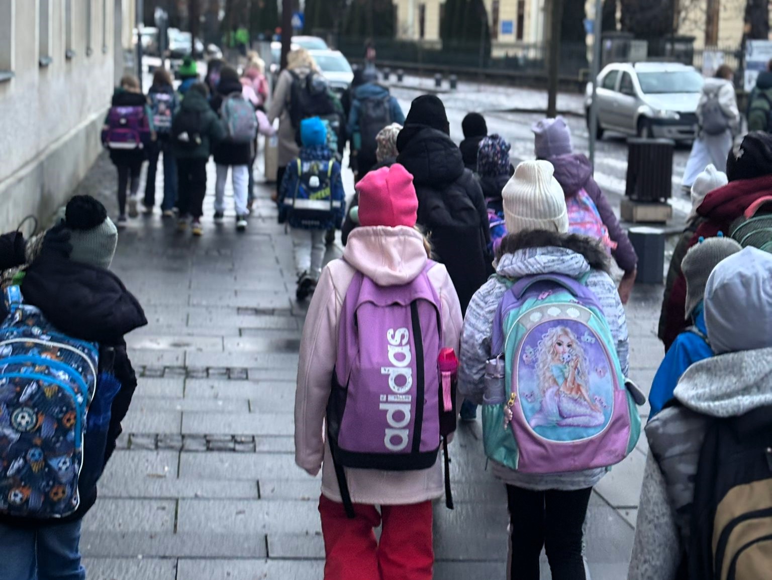 Reggelente kétszáz kisdiák indul útnak gyalog az iskolák felé. | Fotó: Csíkszereda városháza