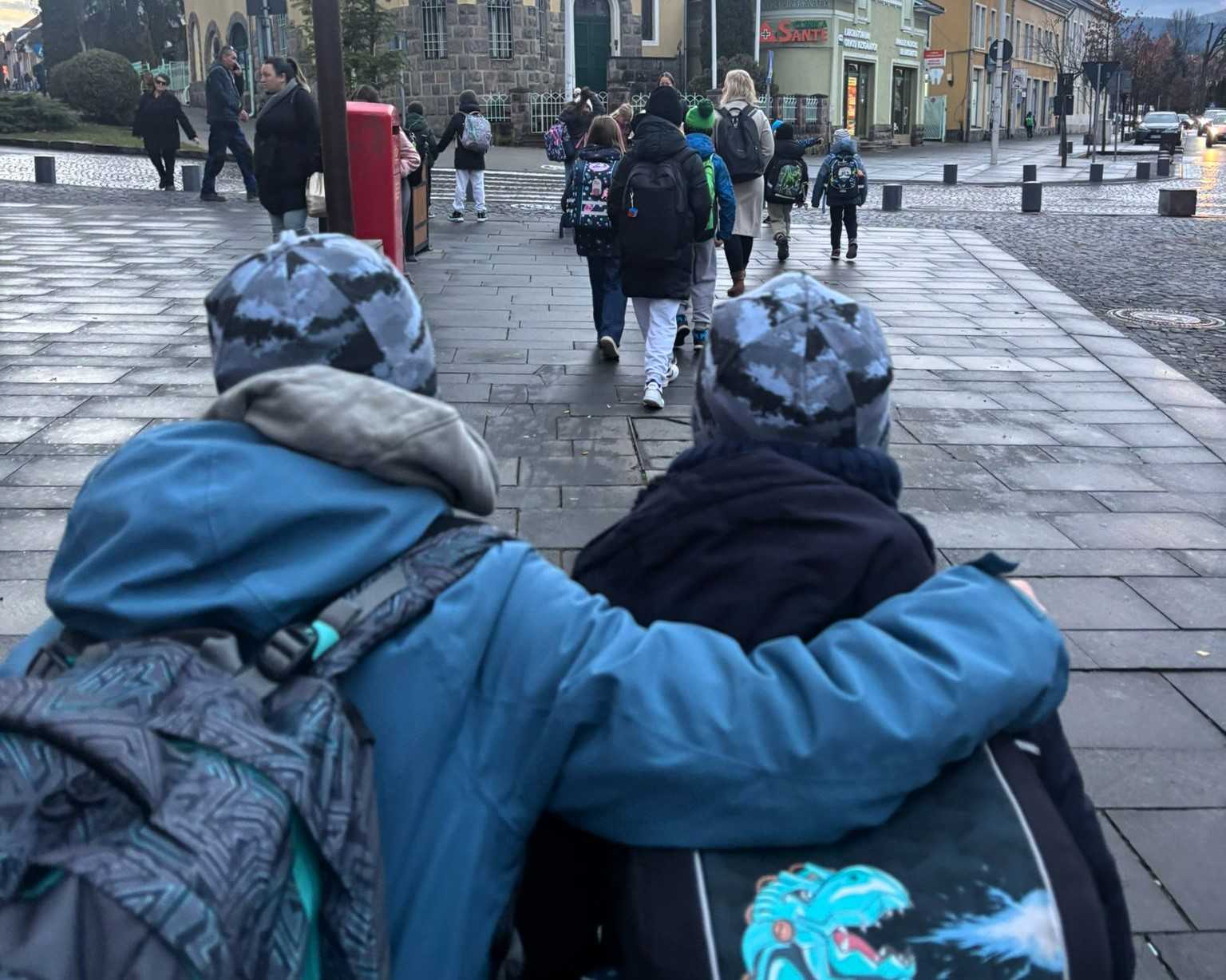 Barátságok is kötődnek a reggeli séták ideje alatt. | Fotó: Csíkszereda városháza