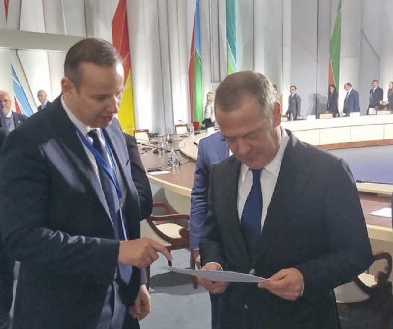 Kárpátaljáról szóló dokumentumot adott át az orosz vezetőnek | Fotó: Mi Hazánk Facebook oldala