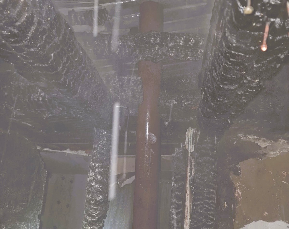 A garázs tetőszerkezete elégett. | Fotók forrása: Kovászna megyei katasztrófavédelem