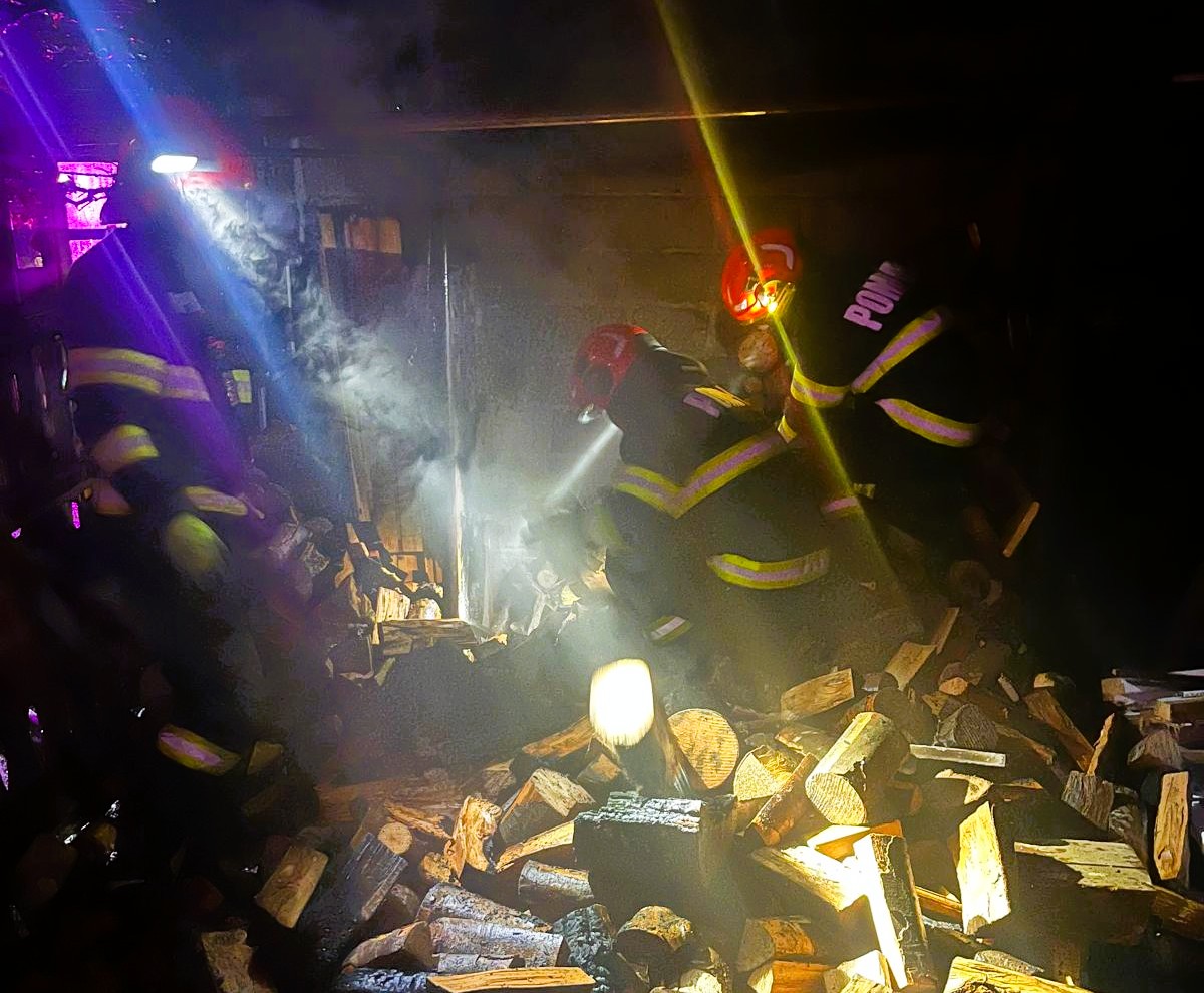 Nagy mennyiségű tűzifa is elégett.