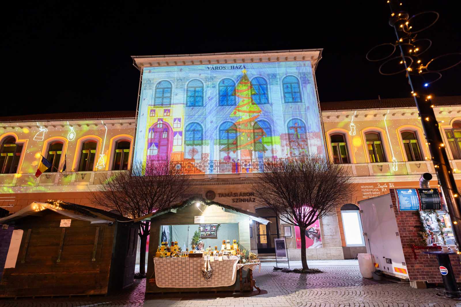 Gyermekrajzokkal "fesik meg" a színház homlokzatát | Fotó: Sepsiszentgyörgy Önkormányzata