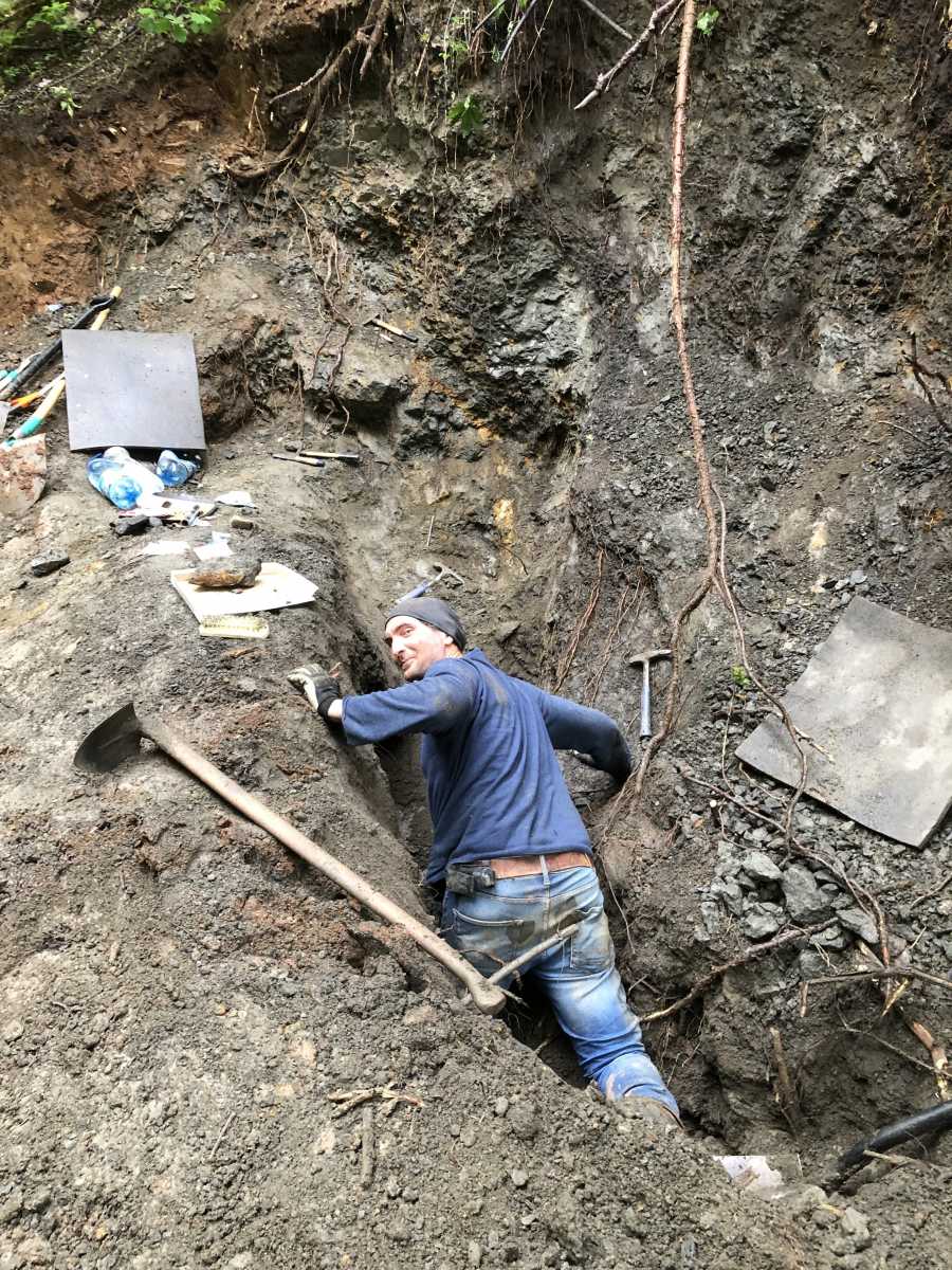 A csonttartalmú réteg 2022-re már nagyon mélyen húzódott a domboldalban, ezért a kutatást fel kellet hagyni a területen