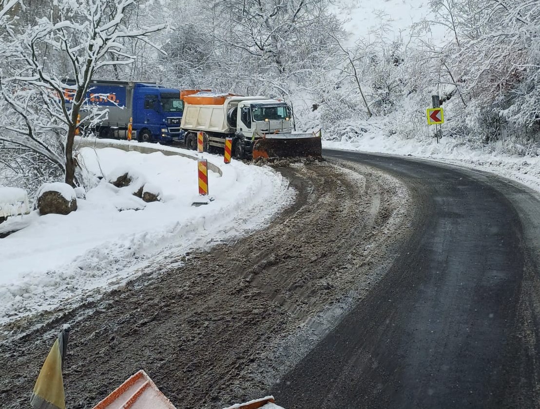 Takarítják az utakat | Korábbi fotó: Brassói Útügyi Igazgatóság