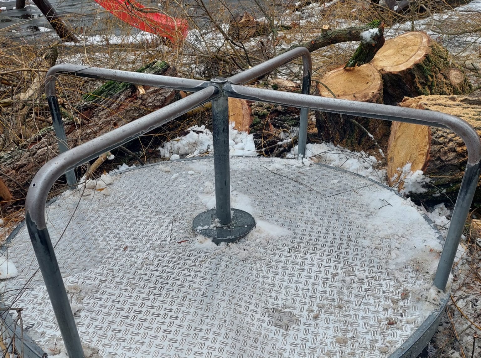 Erre a játékra dőlt rá a fa.