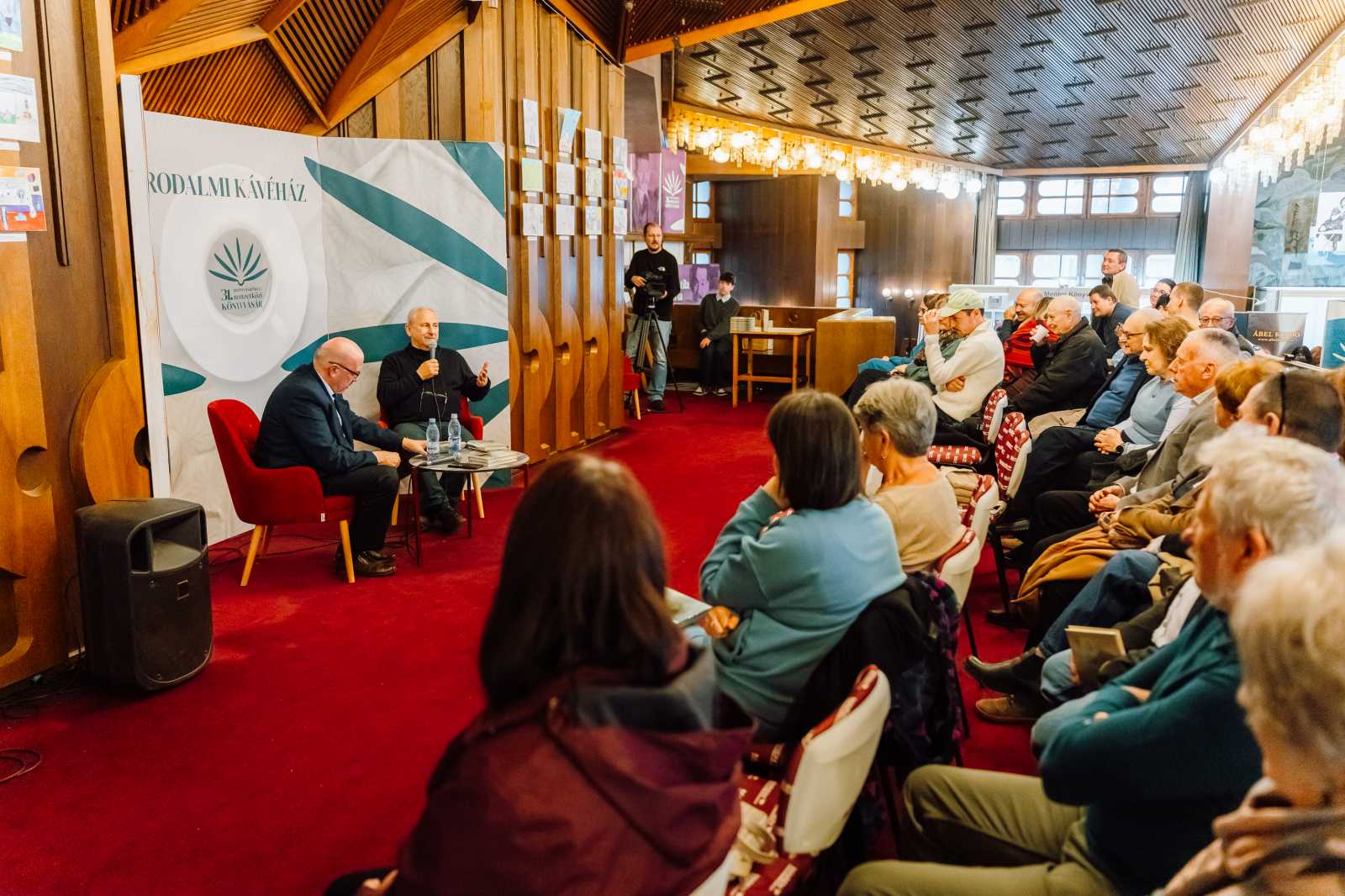 Markó Béla és Káli Király István a 31. marosvásárhelyi nemzetközi Könyvvásáron | Fotó: Gáspár Attila