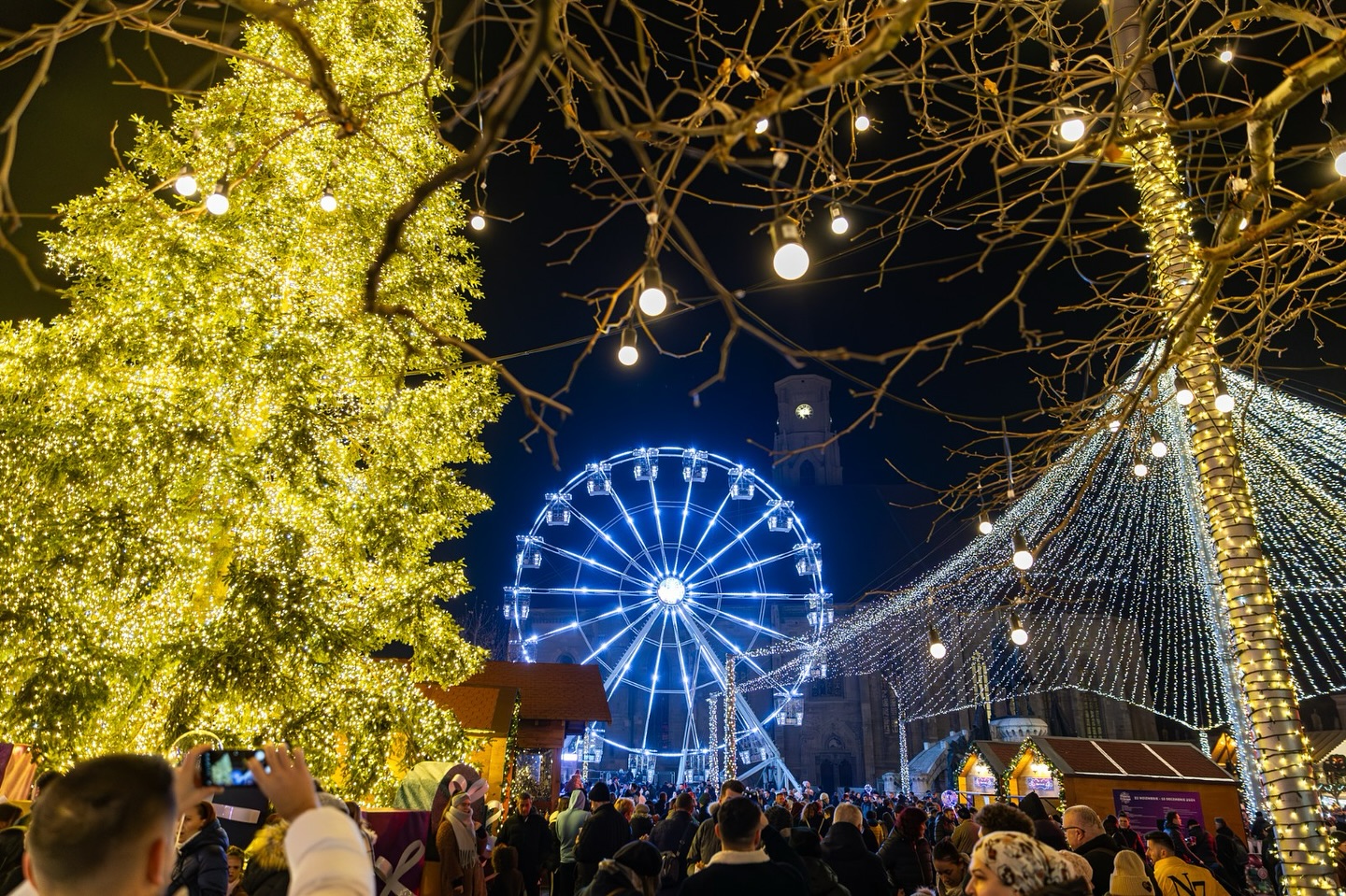 Több százezer fény és dísz várja a látogatókat, vásárosok és események. 