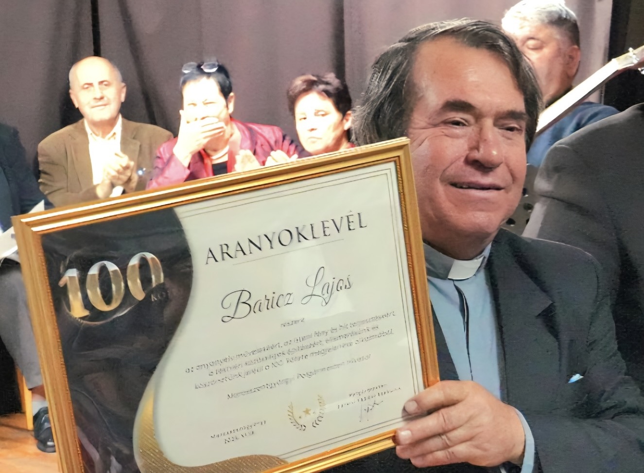 Baricz Lajos katolikus pap és költő, illetve Sófalvi Szabolcs polgármester | Fotó: Facebook