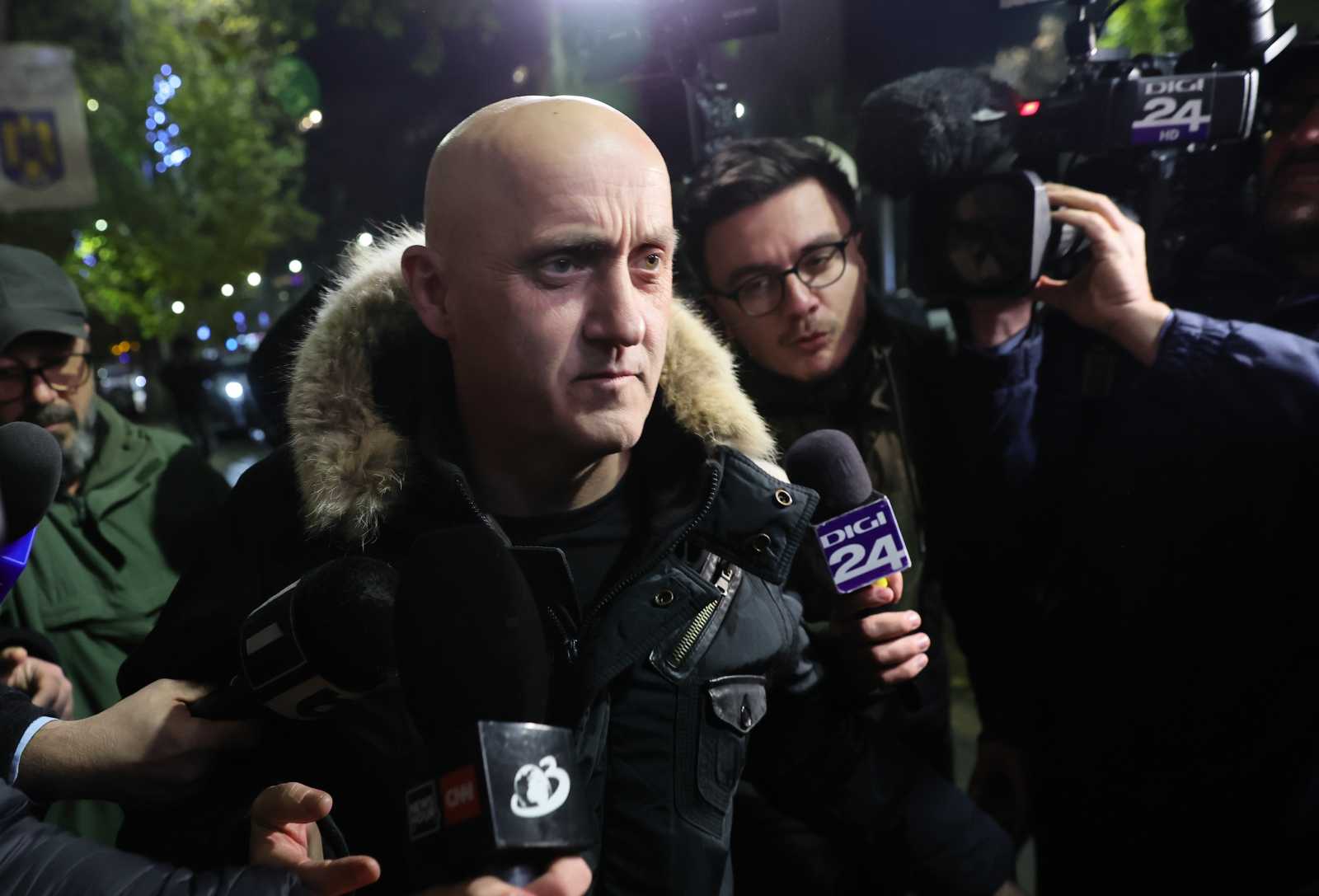 A zsoldosvezért fiával és egy rokonával hozták haza | Fotó: Agerpres