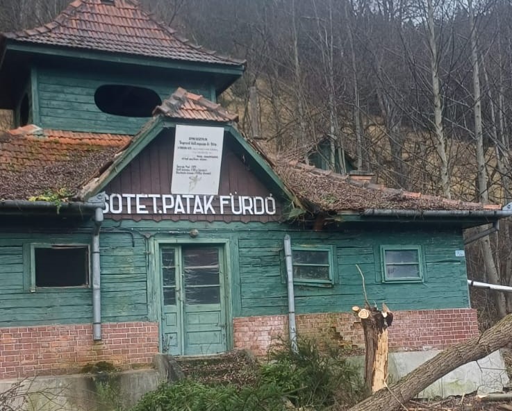 Az egykor szebb napokat látott épület mára használhatatlanná vált.| Fotók: Gyimesközéplok község önkormányzata