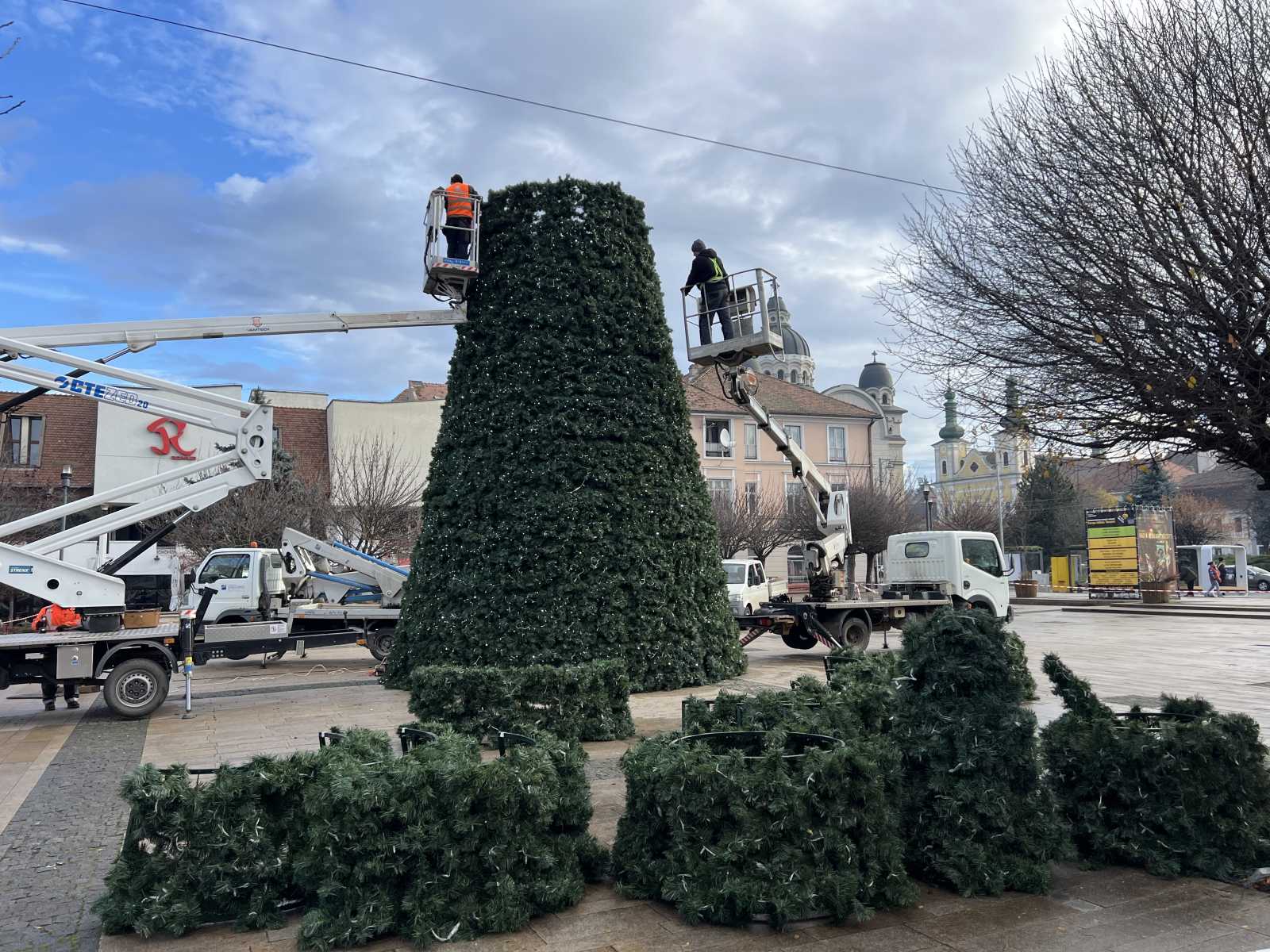 Épül az óriás műfenyő | Fotó: Rákóczi Kinga