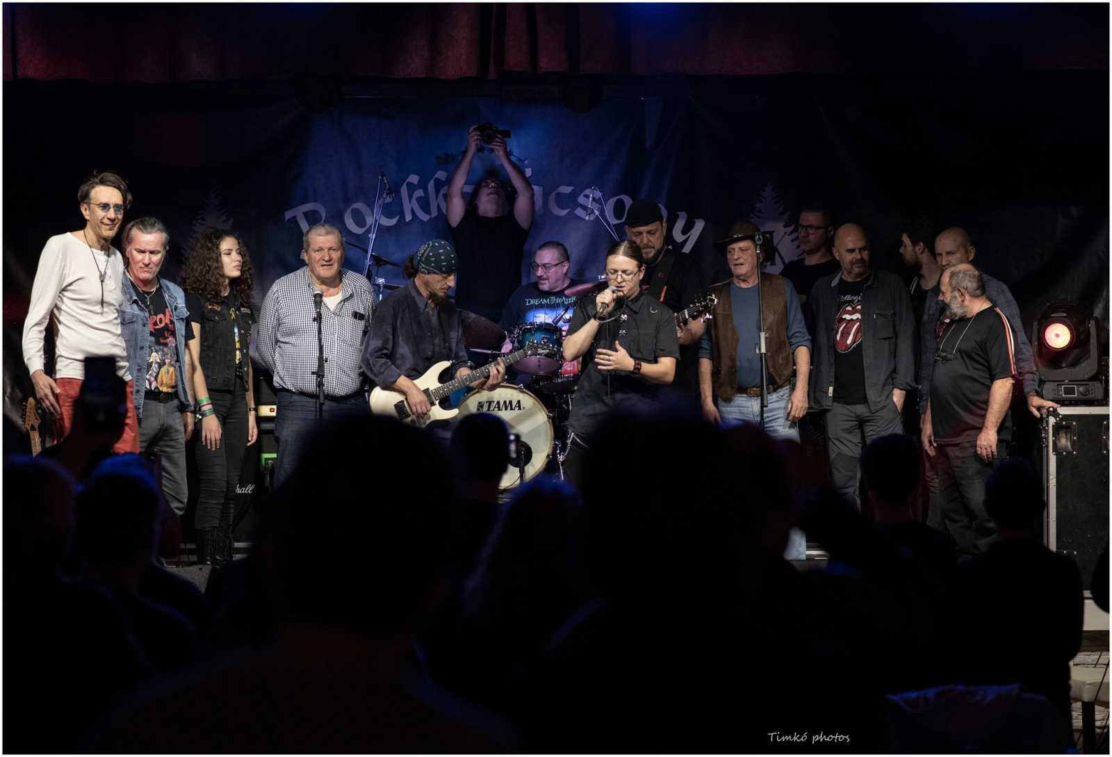 A rendezvény végén zajlik az öröméneklés a Rockkarácsony fellépőivel | Fotó: archív/ZanZa rockzenekar/Facebook